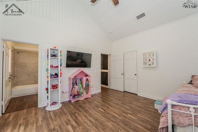 419 N WAGGONER STREET, Electra, TX 76360