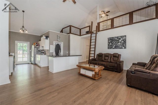 419 N WAGGONER STREET, Electra, TX 76360