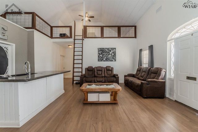 419 N WAGGONER STREET, Electra, TX 76360