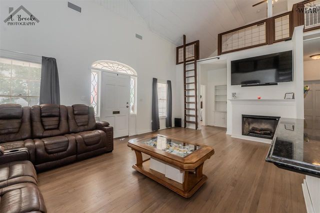 419 N WAGGONER STREET, Electra, TX 76360