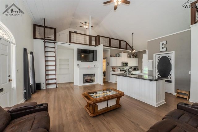 419 N WAGGONER STREET, Electra, TX 76360