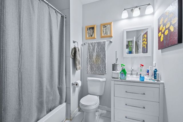 7441 N Rogers Avenue, Chicago, IL 60626