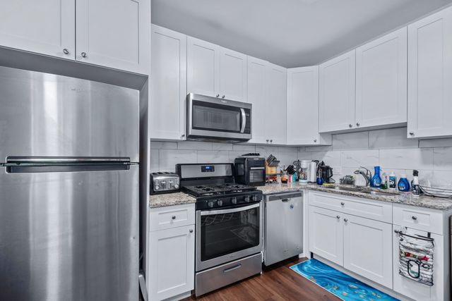 7441 N Rogers Avenue, Chicago, IL 60626
