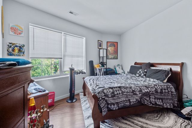 7441 N Rogers Avenue, Chicago, IL 60626