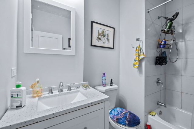 7441 N Rogers Avenue, Chicago, IL 60626