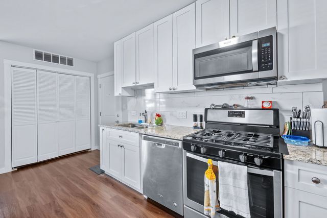 7441 N Rogers Avenue, Chicago, IL 60626