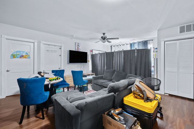 7441 N Rogers Avenue, Chicago, IL 60626