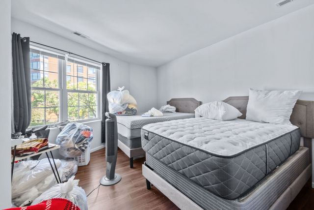 7441 N Rogers Avenue, Chicago, IL 60626