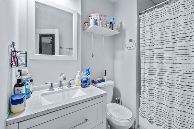 7441 N Rogers Avenue, Chicago, IL 60626