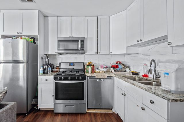7441 N Rogers Avenue, Chicago, IL 60626