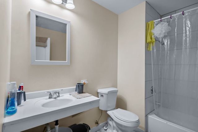 7441 N Rogers Avenue, Chicago, IL 60626