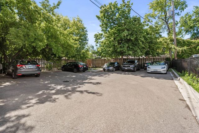 7441 N Rogers Avenue, Chicago, IL 60626