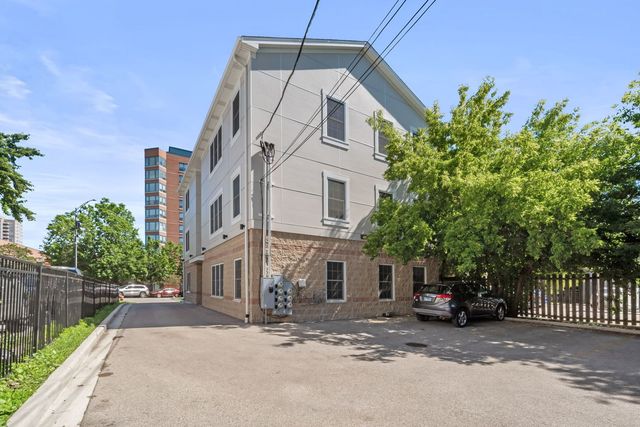7441 N Rogers Avenue, Chicago, IL 60626