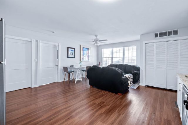 7441 N Rogers Avenue, Chicago, IL 60626