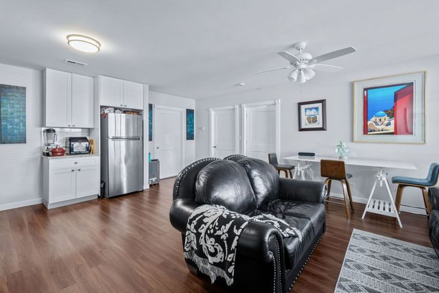 7441 N Rogers Avenue, Chicago, IL 60626