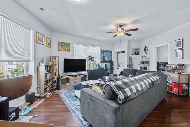 7441 N Rogers Avenue, Chicago, IL 60626