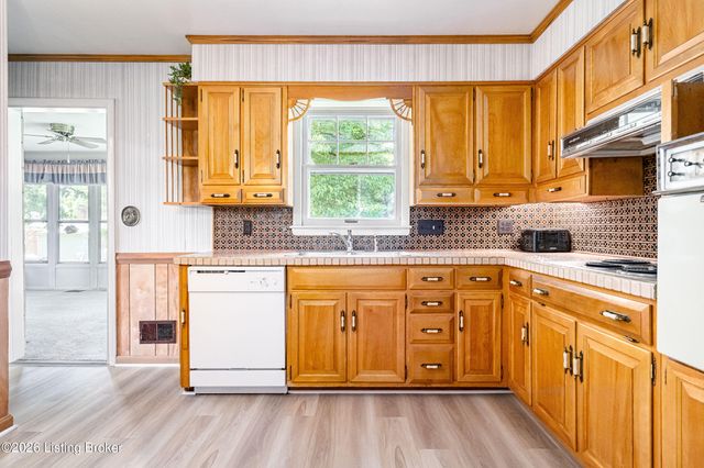 4016 White Plains Ct, Louisville, KY 40218