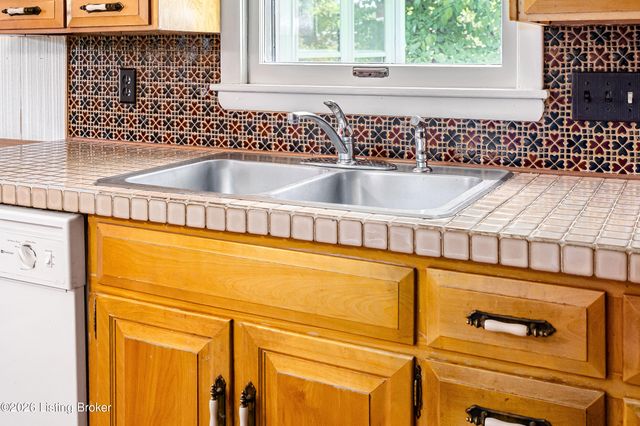 4016 White Plains Ct, Louisville, KY 40218