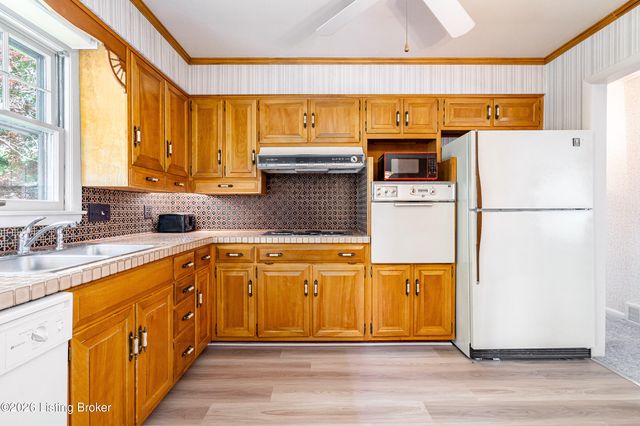 4016 White Plains Ct, Louisville, KY 40218