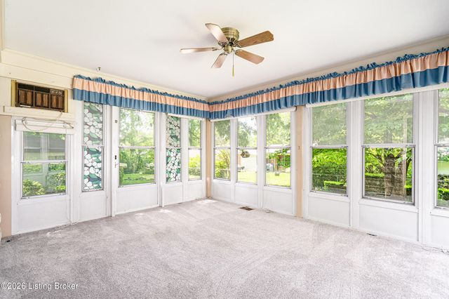 4016 White Plains Ct, Louisville, KY 40218