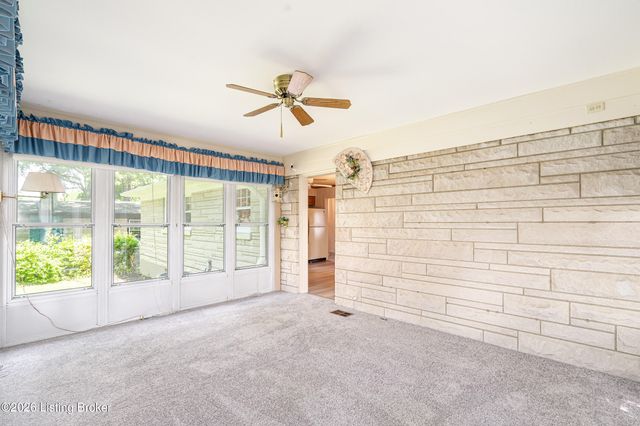 4016 White Plains Ct, Louisville, KY 40218
