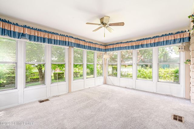 4016 White Plains Ct, Louisville, KY 40218