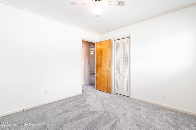 4016 White Plains Ct, Louisville, KY 40218