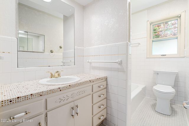 4016 White Plains Ct, Louisville, KY 40218