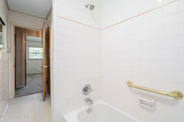 4016 White Plains Ct, Louisville, KY 40218