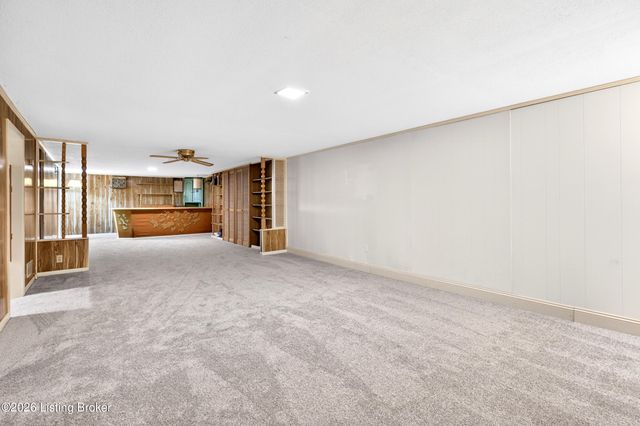 4016 White Plains Ct, Louisville, KY 40218