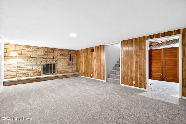 4016 White Plains Ct, Louisville, KY 40218