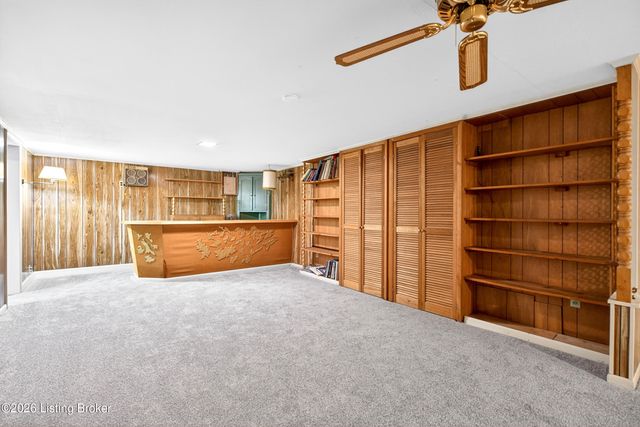 4016 White Plains Ct, Louisville, KY 40218