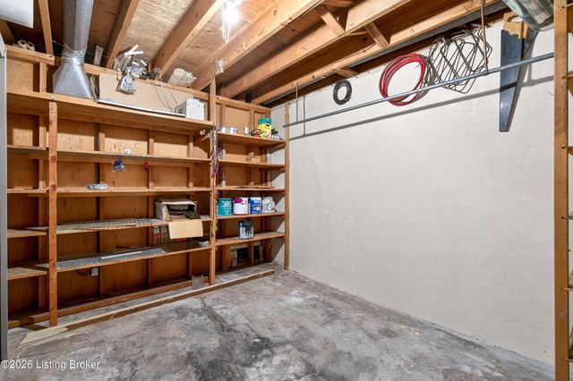 4016 White Plains Ct, Louisville, KY 40218