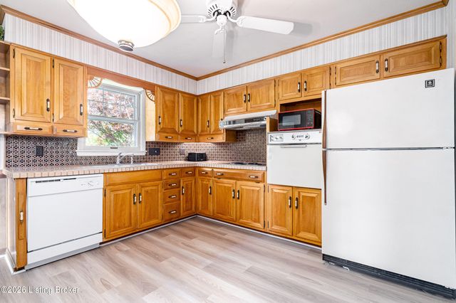 4016 White Plains Ct, Louisville, KY 40218