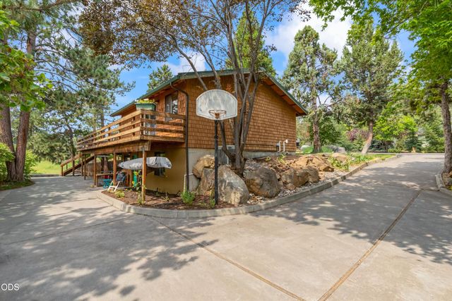733 NW Saginaw Avenue, Bend, OR 97703