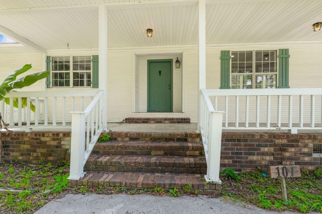 101 Lake Drive, Summerville, SC 29483