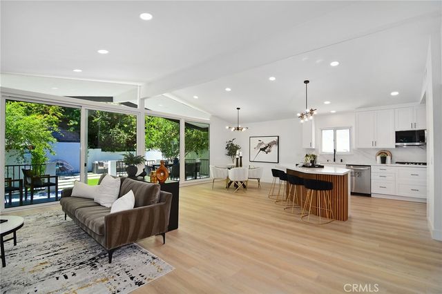 22284 Avenue San Luis, Woodland Hills, CA 91364