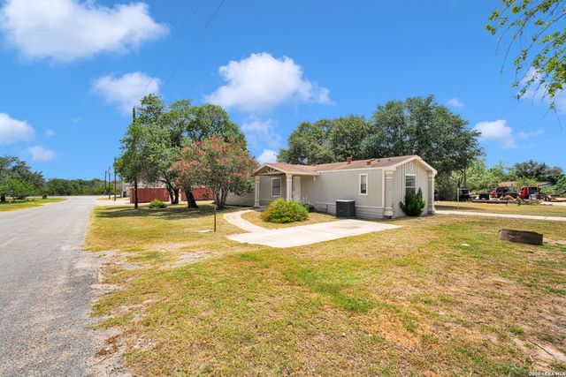 113 9th St, Natalia, TX 78059