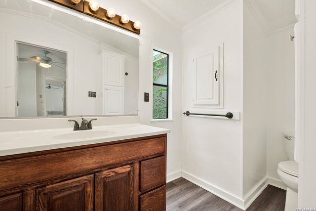 113 9th St, Natalia, TX 78059