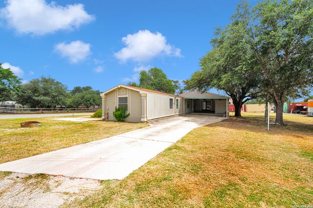 113 9th St, Natalia, TX 78059