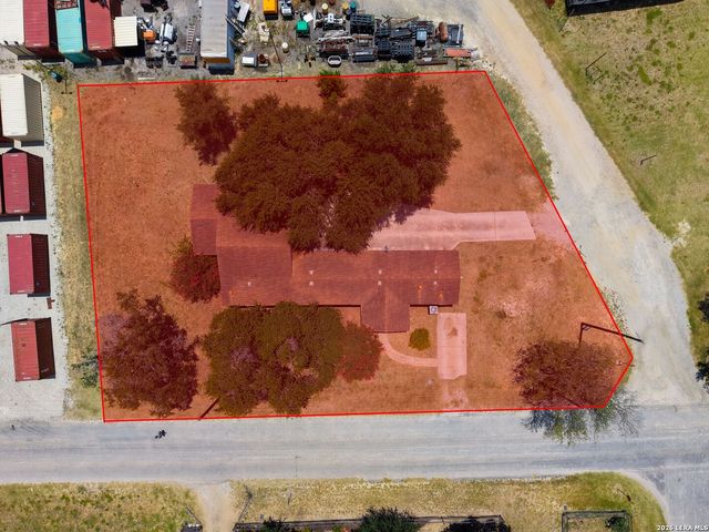113 9th St, Natalia, TX 78059