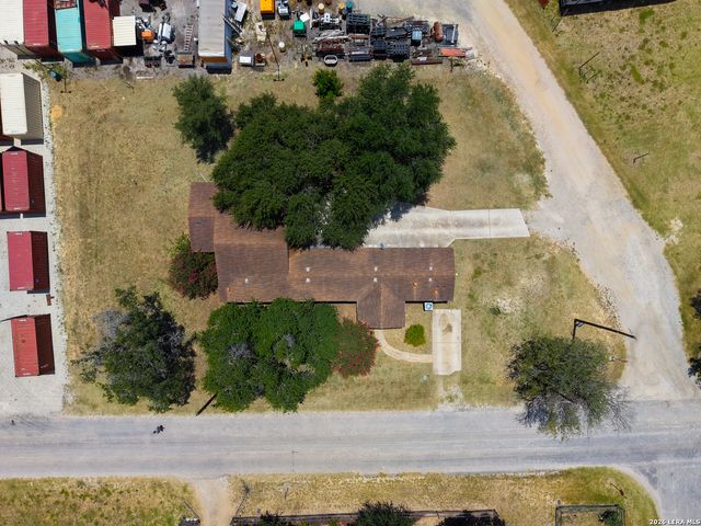 113 9th St, Natalia, TX 78059