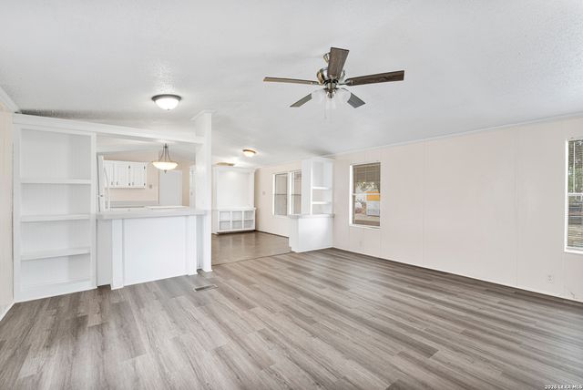 113 9th St, Natalia, TX 78059
