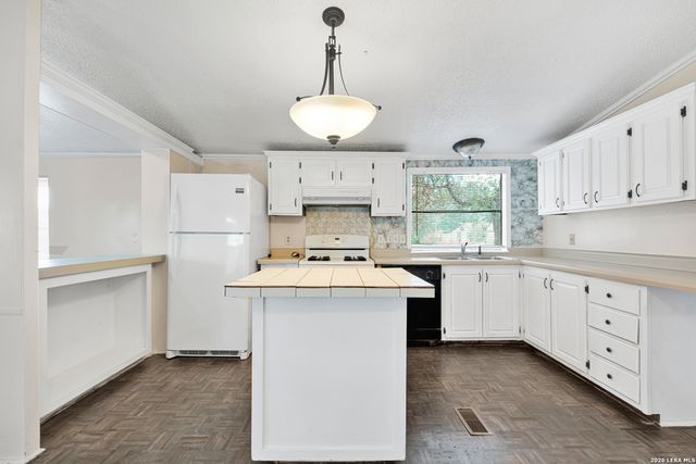 113 9th St, Natalia, TX 78059