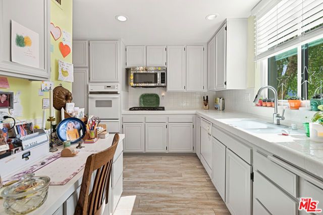 2338 S Beverly Glen Boulevard, Los Angeles, CA 90064