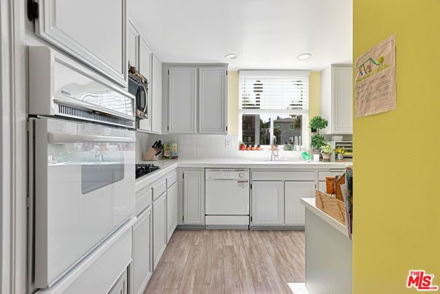 2338 S Beverly Glen Boulevard, Los Angeles, CA 90064