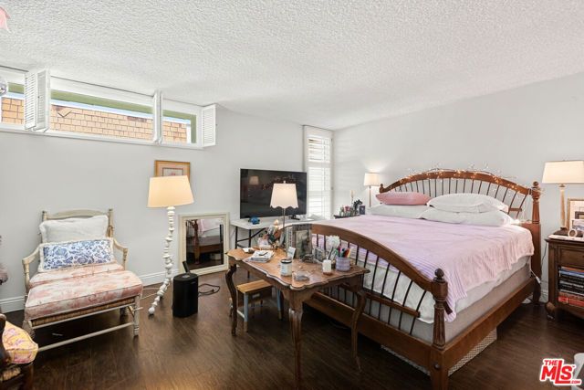 2338 S Beverly Glen Boulevard, Los Angeles, CA 90064