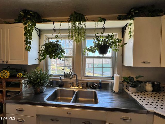 424 Bay Street, Mount Carmel, TN 37645