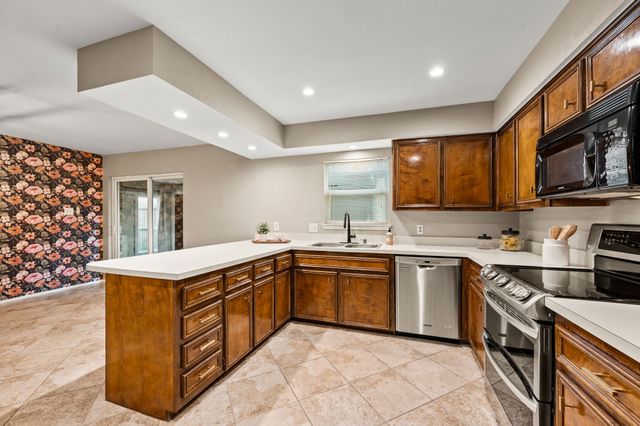 901 Shady Creek Lane, Bedford, TX 76021