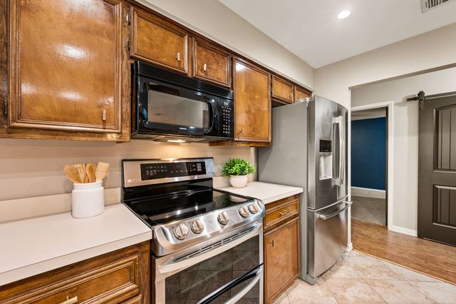 901 Shady Creek Lane, Bedford, TX 76021